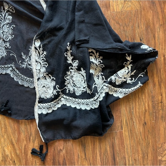 Women’s One Size Fits All Black and Cream Floral Embroidery Beach Cover-up - Picture 3 of 3